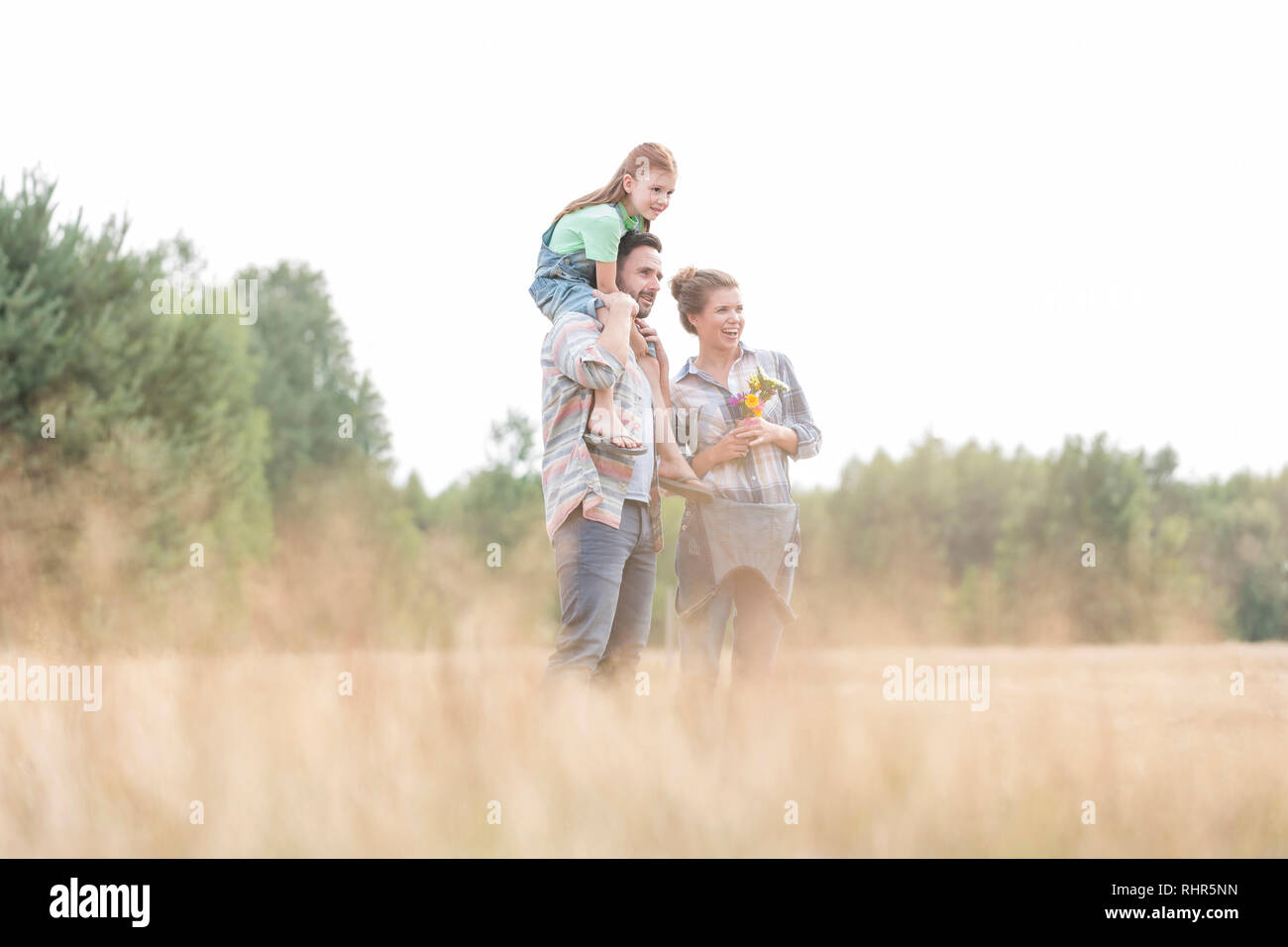 La famiglia felice sul campo in terreni agricoli Foto Stock
