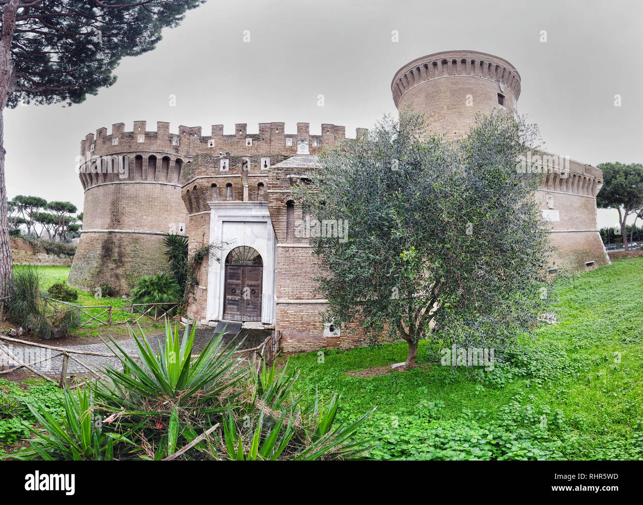 Vista panoramica del bellissimo Castello di Giulio II a Ostia Antica - Roma Italia Foto Stock