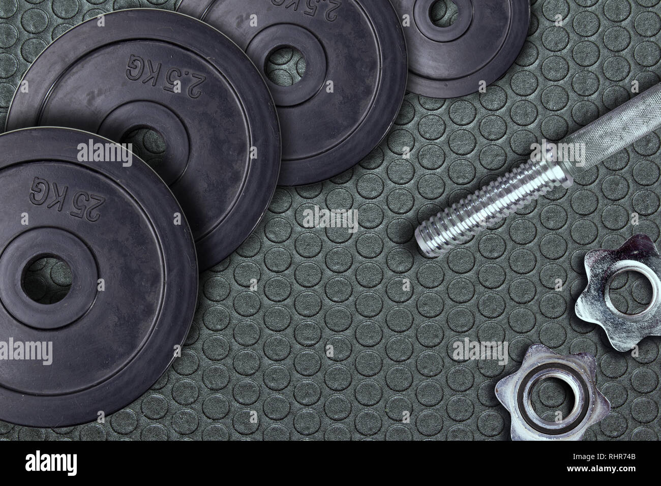 Pesi e pesi sono sdraiato sul pavimento in palestra. Barbell set e attrezzature da palestra. Carichi di metallo in forma nel fitness club Foto Stock