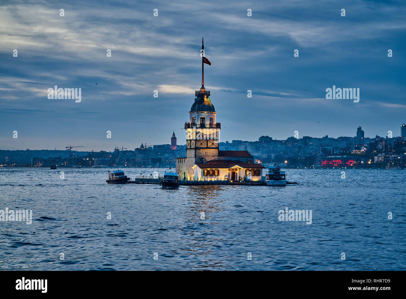 I punti di riferimento di Istanbul al tramonto: Maiden Tower e Torre Galata Foto Stock