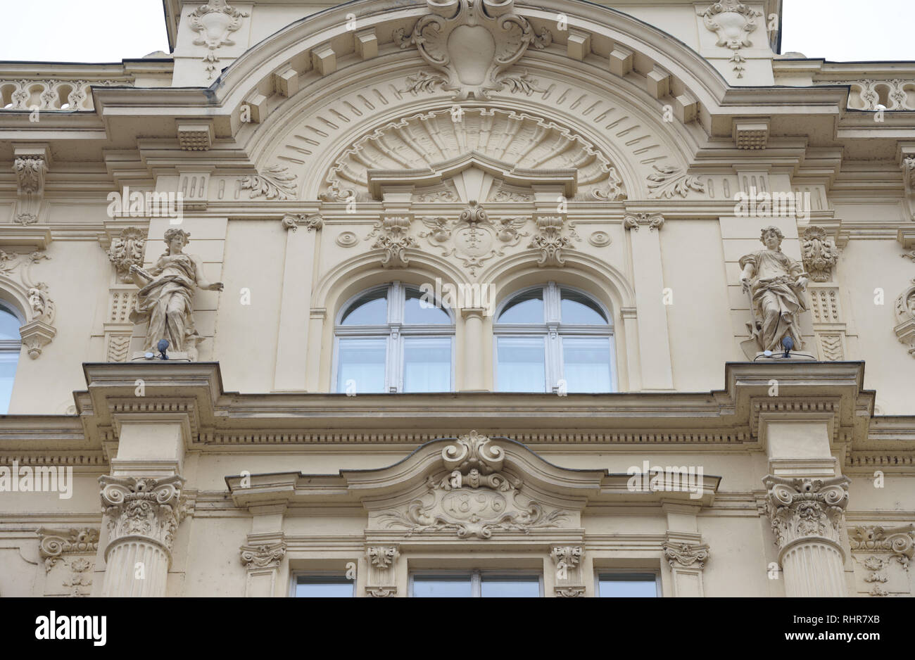 Close-up di lussureggianti decorate parte superiore al centro della facciata del vecchio e storico neo-barocco edificio del XIX secolo sulla Porici (alla spiaggia) via 7 Foto Stock