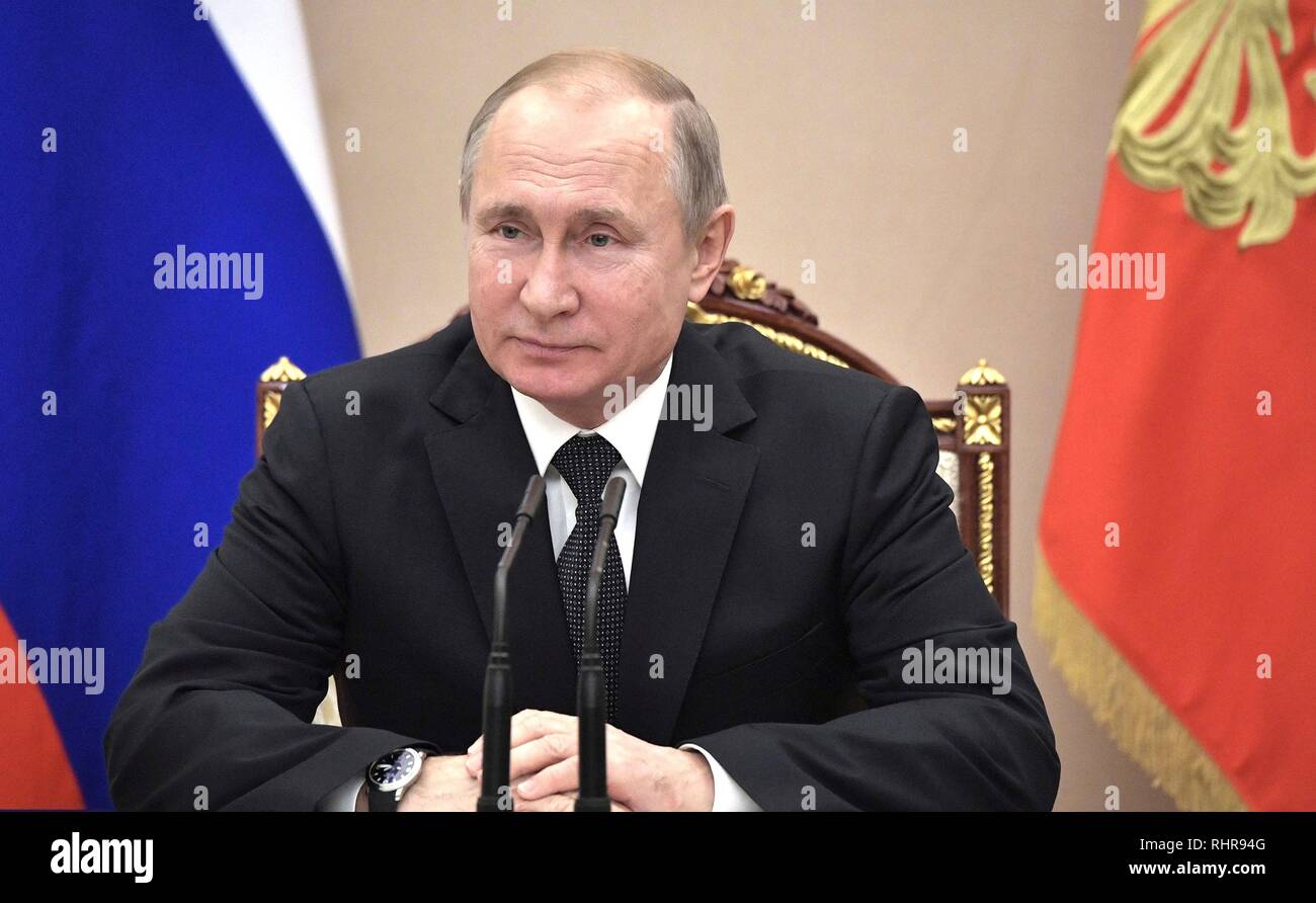 Il presidente russo Vladimir Putin ha presieduto una riunione con i membri permanenti del Consiglio di sicurezza al Cremlino Febbraio 1, 2019 a Mosca, in Russia. La riunione ha discusso il programma degli Stati Uniti di ritirarsi dal INF accordo sul disarmo e la crisi in Venezuela. Foto Stock