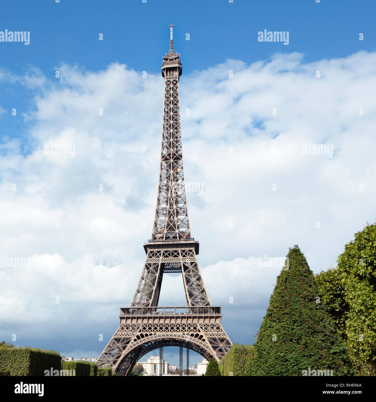Torre Eiffel distante vista orizzontale formato quadrato Foto Stock