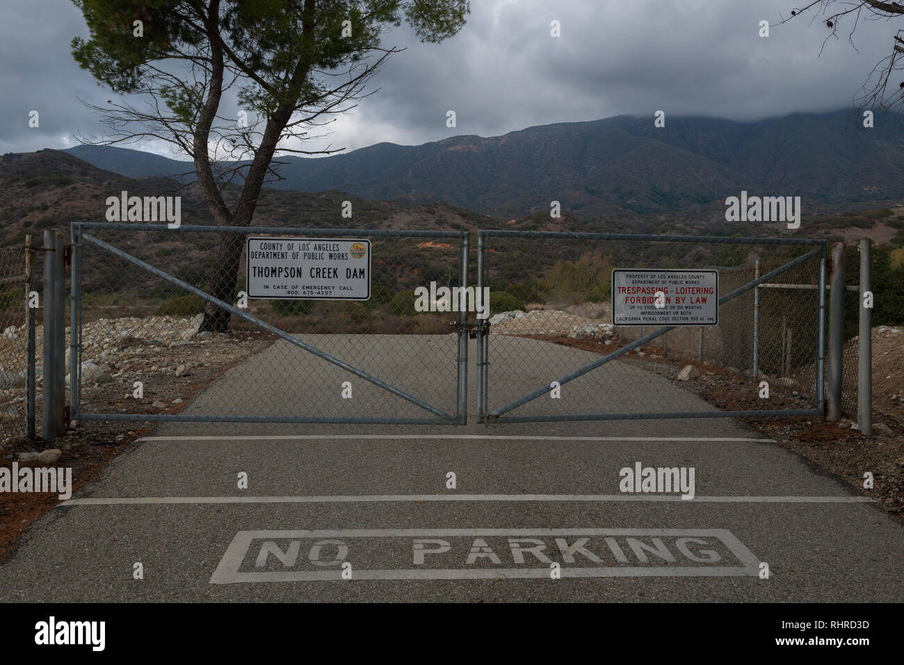 Gate nel recinto che conduce a Thompson creek dam in Claremont California Foto Stock