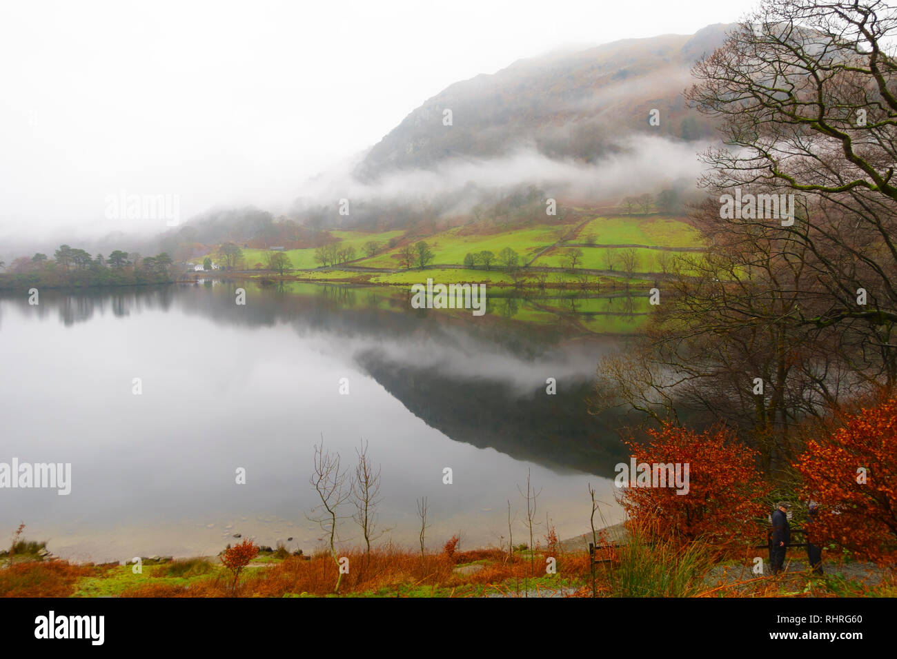 Rydal acqua su un nebbioso giorno nel mese di dicembre Foto Stock
