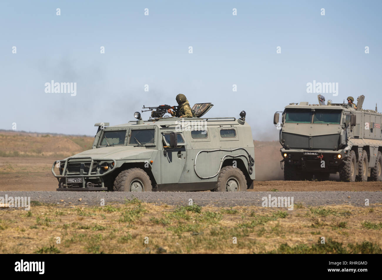 Militare Internazionale forum tecnico esercito-2018. Multiuso veicolo blindato GAZ-233014 Tiger e Kamaz-63968 sono in movimento in una formazione militare grou Foto Stock