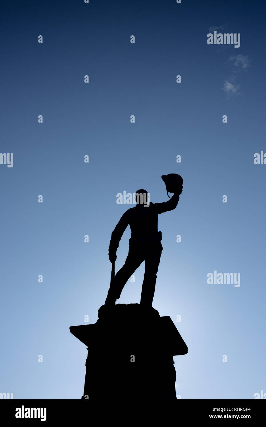 Lancashire Fusiliers Boer War Memorial, statua retroilluminata di soldato in silhouette con sfondo blu cielo in Bury lancashire uk Foto Stock