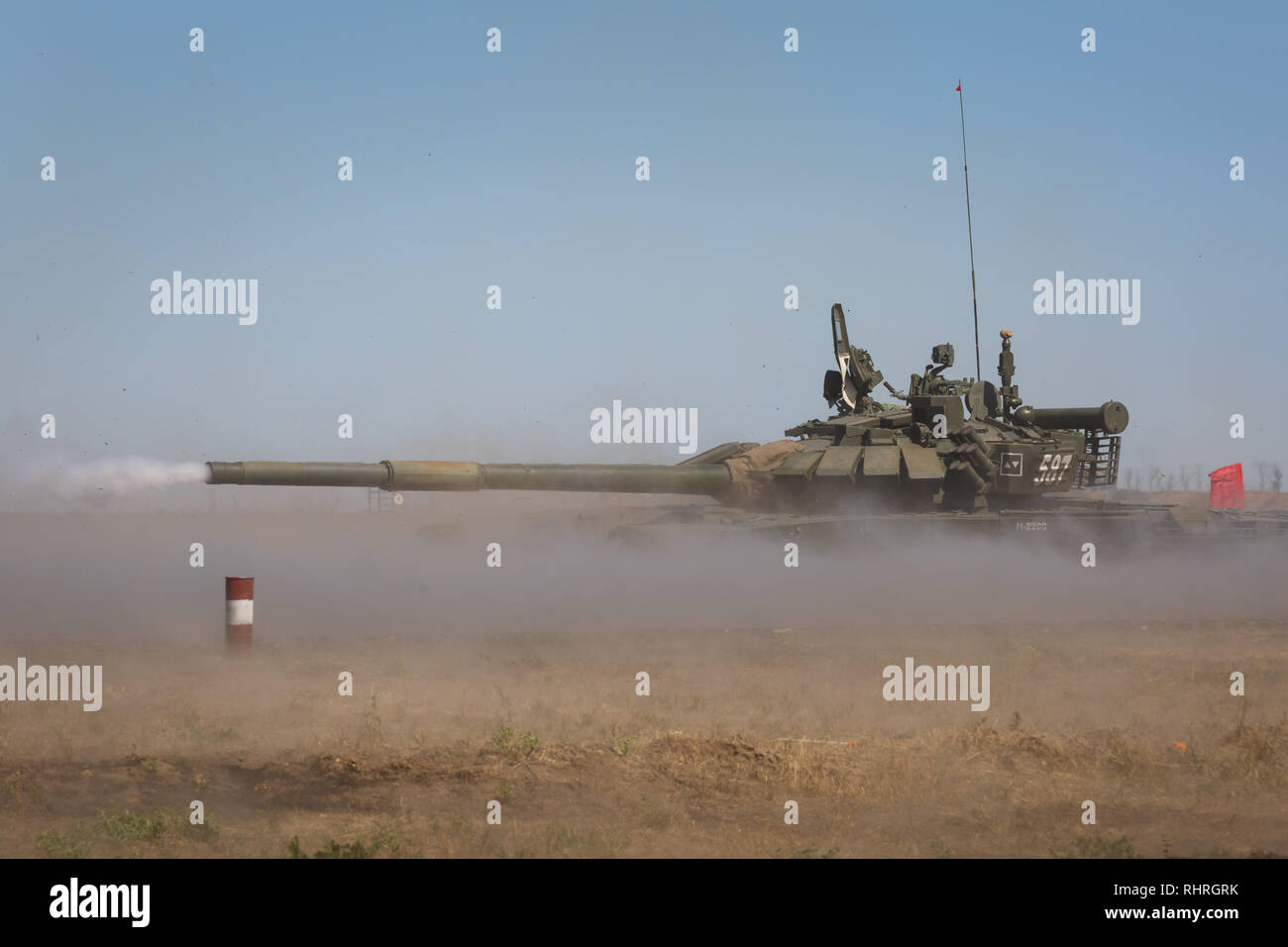 Militare Internazionale forum tecnico esercito-2018. Il russo moderno T-90 serbatoio è in movimento durante la formazione militare di terra e di germogli Foto Stock