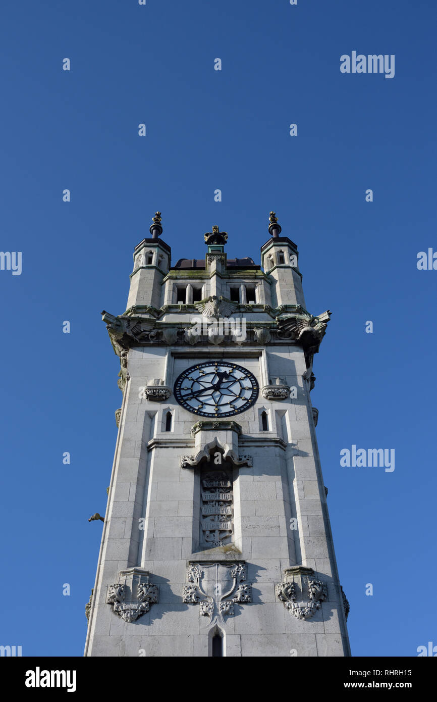 Whitehead torre, torre dell'orologio, vista ad angolo basso con cielo blu in Bury lancashire uk Foto Stock
