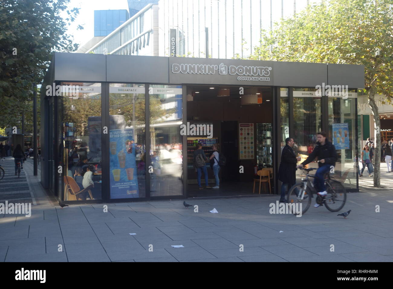 Un piccolo Dunkin' Donuts "Caffè e più " store sulla Zeil, la strada principale dello shopping di Francoforte am Main. Foto Stock