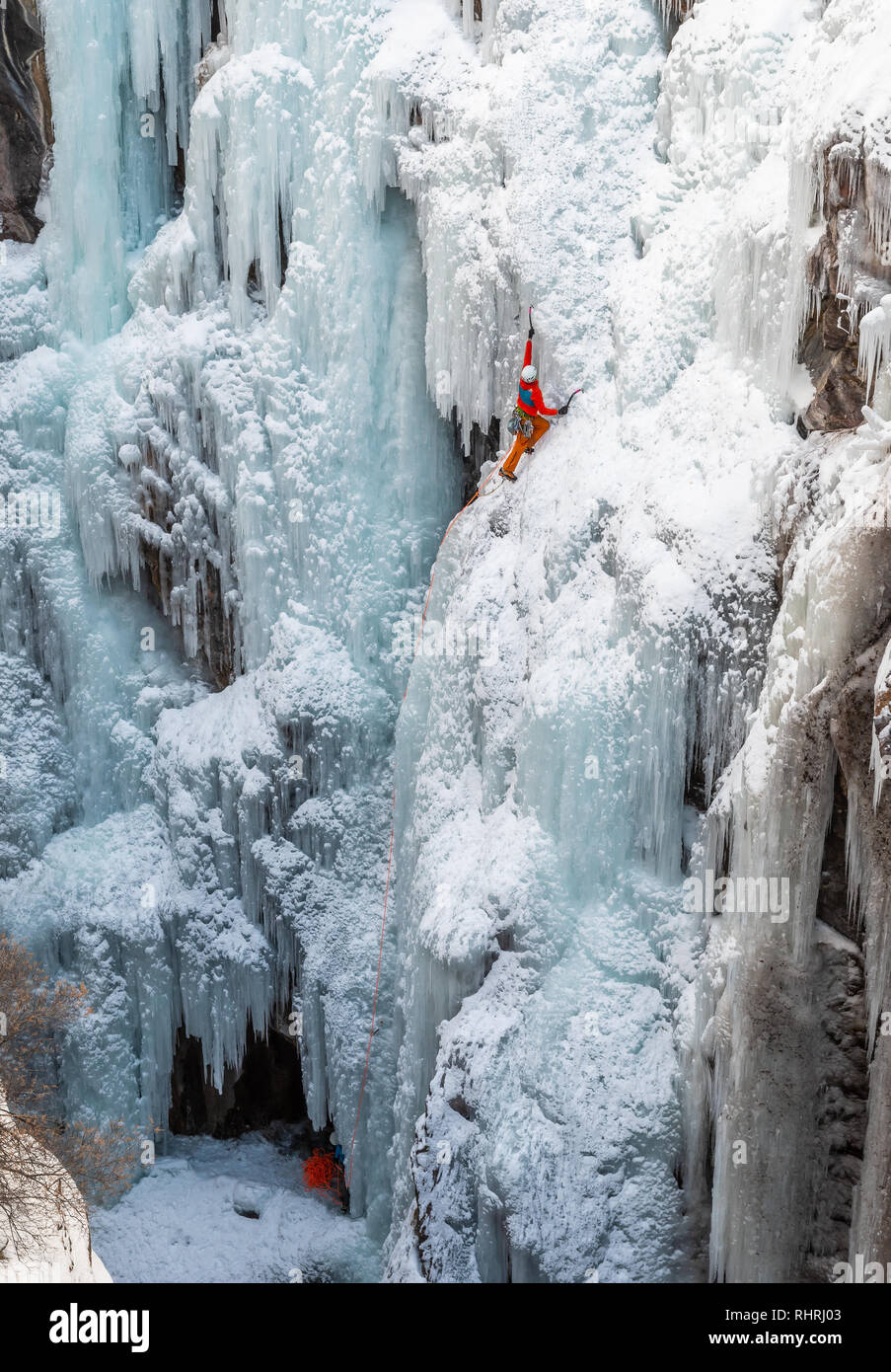 David Hanks scalata di un percorso in Ouray Ice Park in Colorado. Foto Stock