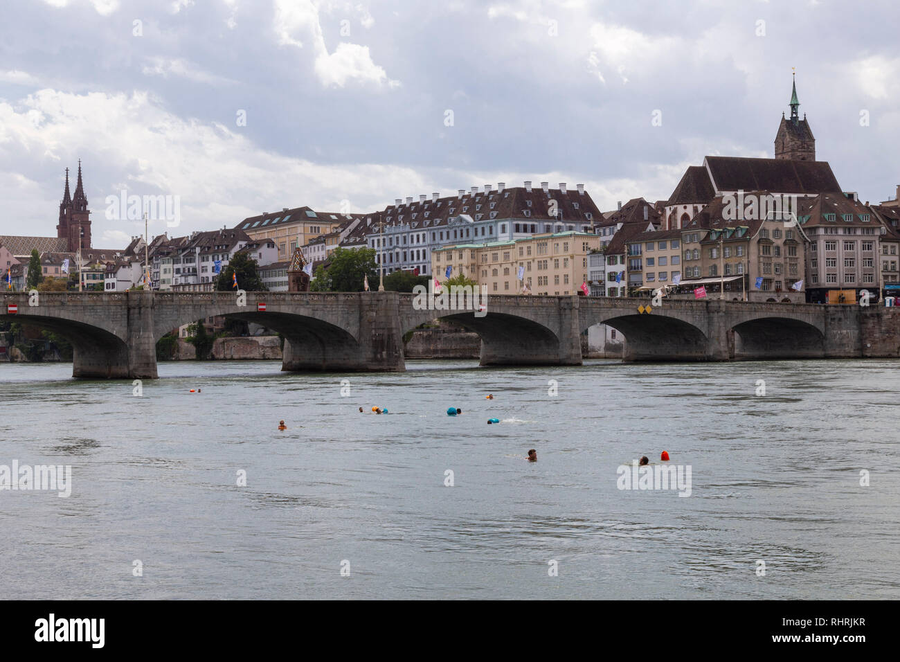 A Basilea, è consuetudine per nuotare giù il fiume Rihn nelle calde giornate estive, entrare in acqua tra il Wettsteinbrücke Johanniterbrücke e ponti Foto Stock