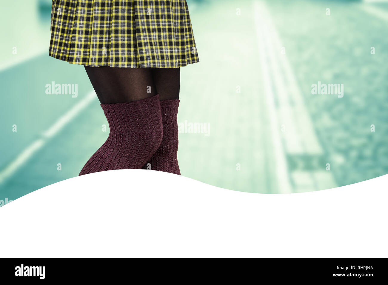 Donna con belle gambe indossando mini gonna e ginocchio calze di alta Foto Stock