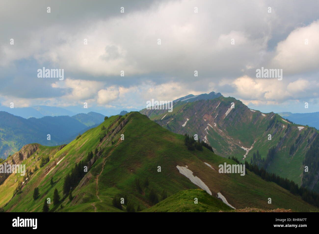 Alpi peek in Germania con sguardo sull'Austria. Giorno nuvoloso a piedi sulle Alpi. Foto Stock