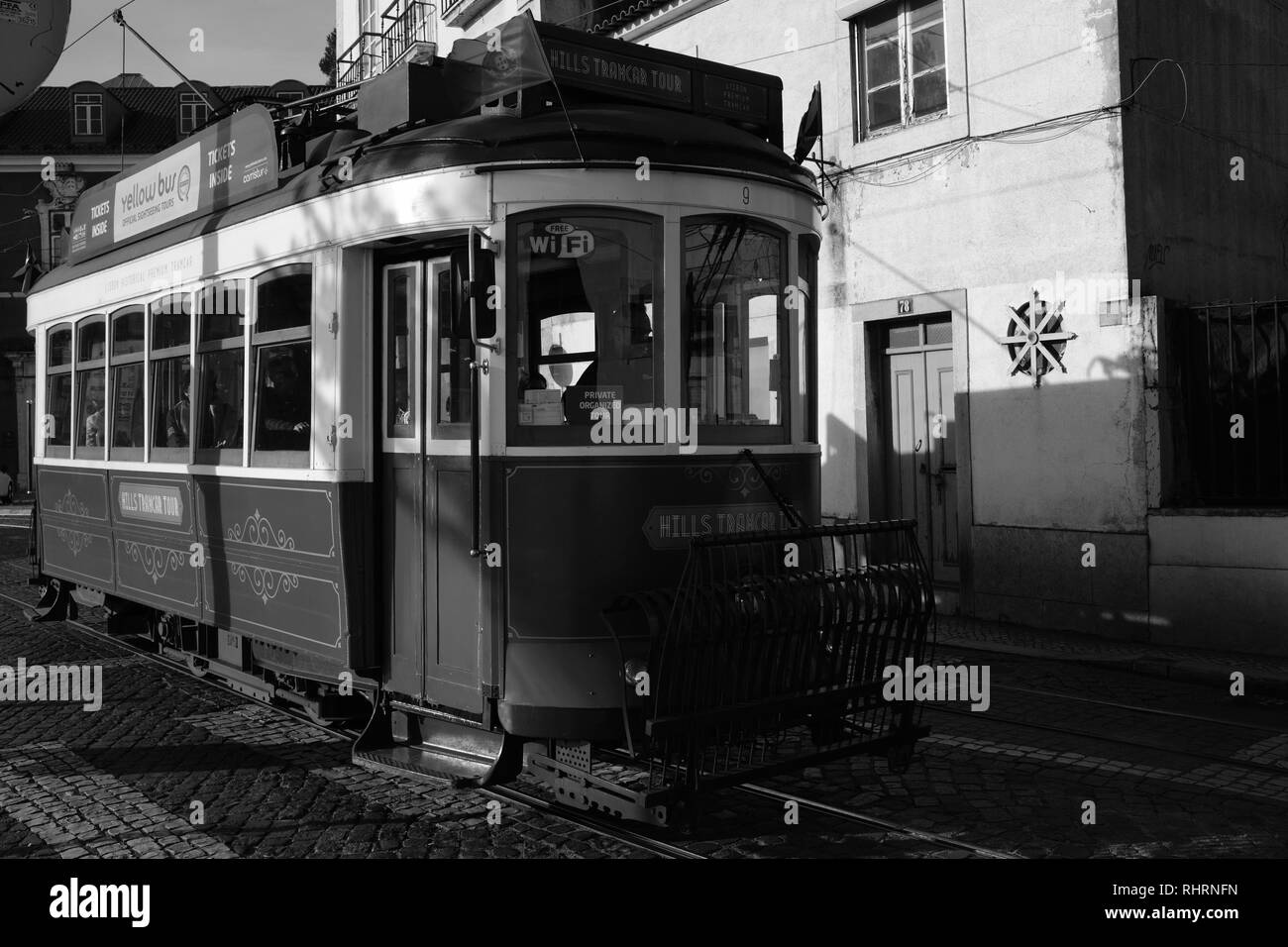 Tradizionale colorato luminosamente tram di Lisbona nel quartiere di Alfama Lisbona Portogallo Europa Foto Stock