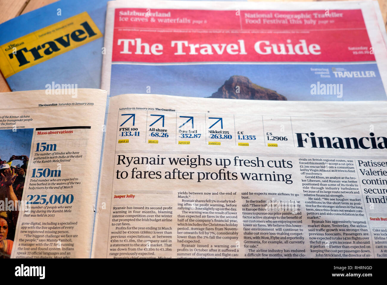 "Ryanair pesa fino a tagli freschi alle Tariffe dopo i profitti avvertenza' articolo nella sezione finanziaria del Guardian di Londra Inghilterra UK Gennaio 2019 Foto Stock