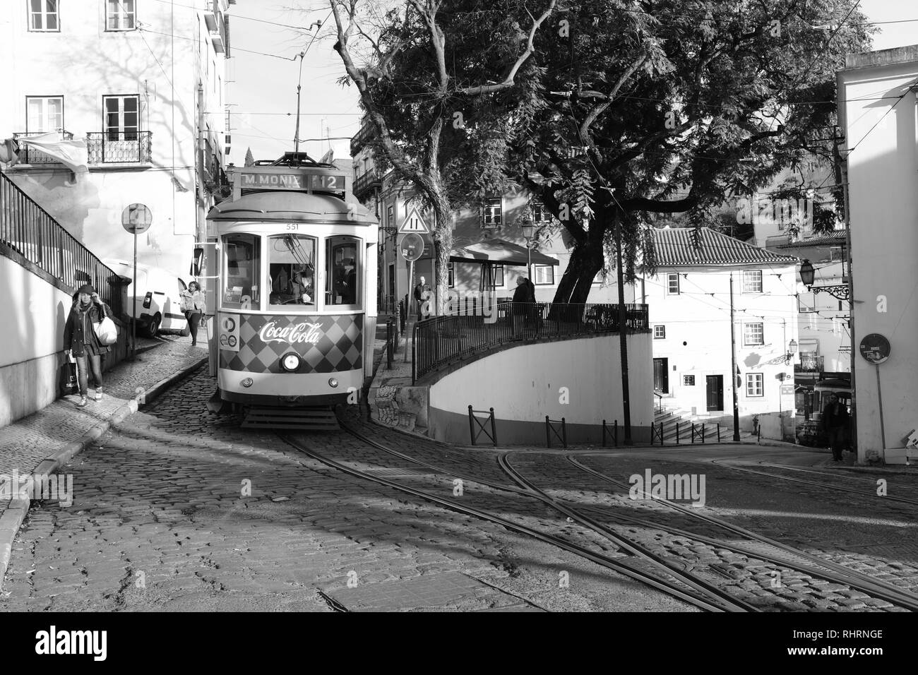 Tradizionale colorato luminosamente tram di Lisbona nel quartiere di Alfama Lisbona Portogallo Europa Foto Stock