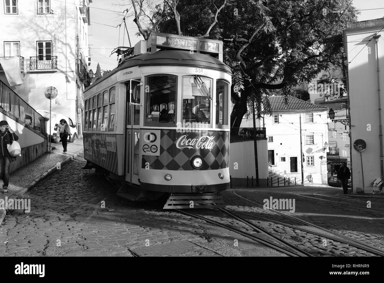 Tradizionale colorato luminosamente tram di Lisbona nel quartiere di Alfama Lisbona Portogallo Europa Foto Stock