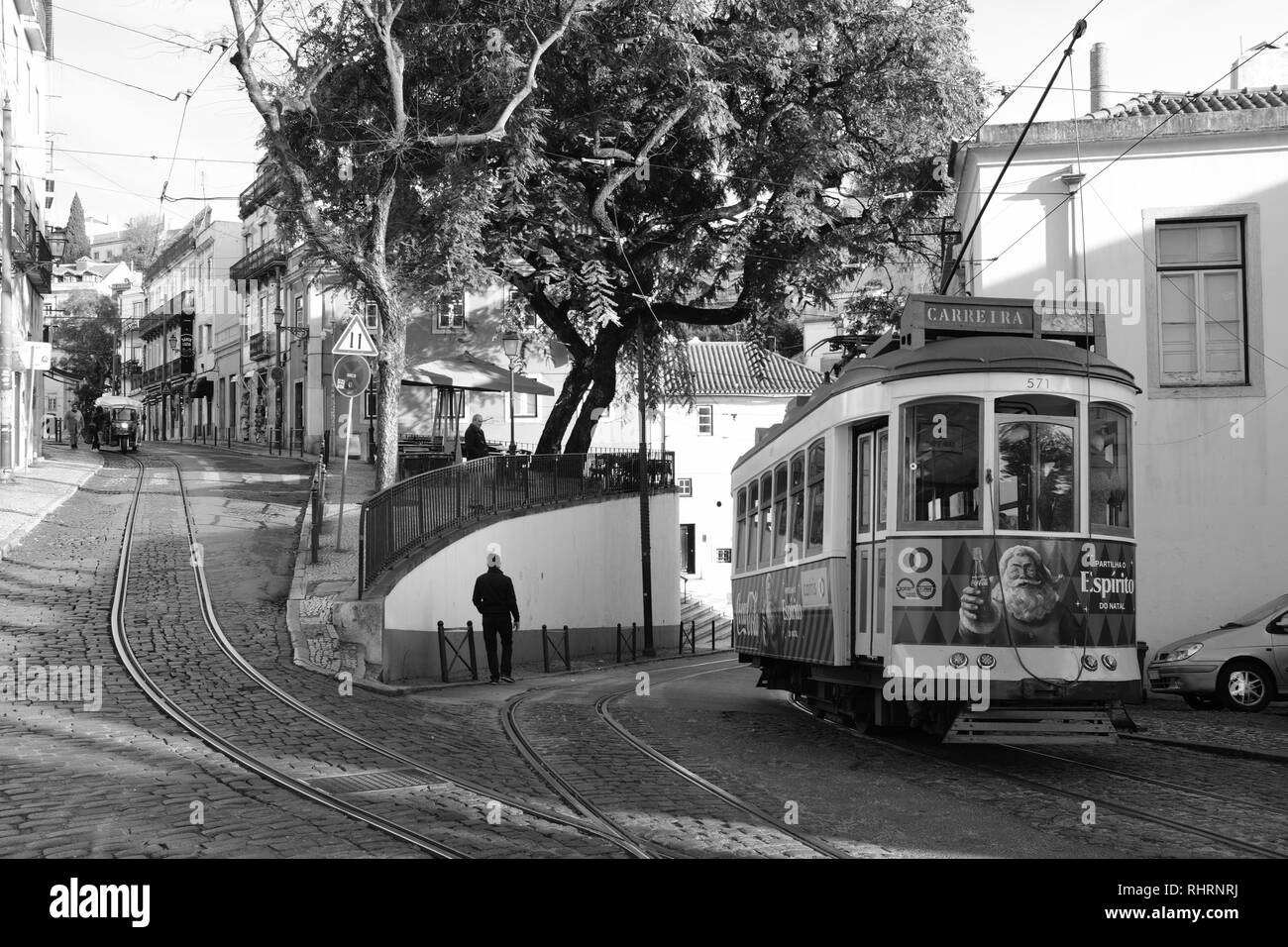 Tradizionale colorato luminosamente tram di Lisbona nel quartiere di Alfama Lisbona Portogallo Europa Foto Stock