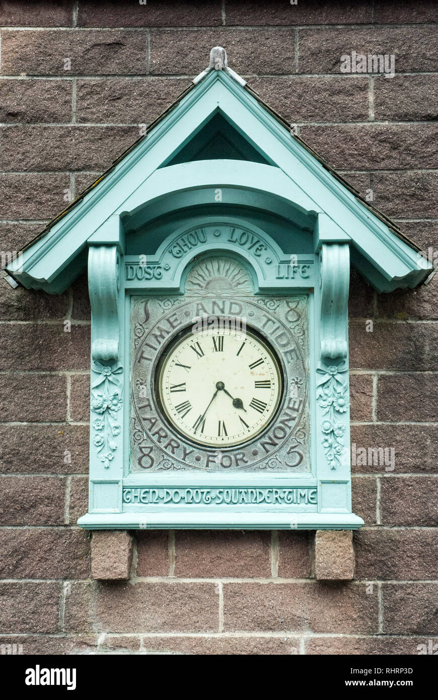 " Tempo di marea e rimani per nessuno. Tu sei più amare la vita' iscrizione su un orologio decorativo su una parete a Cremyll traghetto, Cornwall Foto Stock