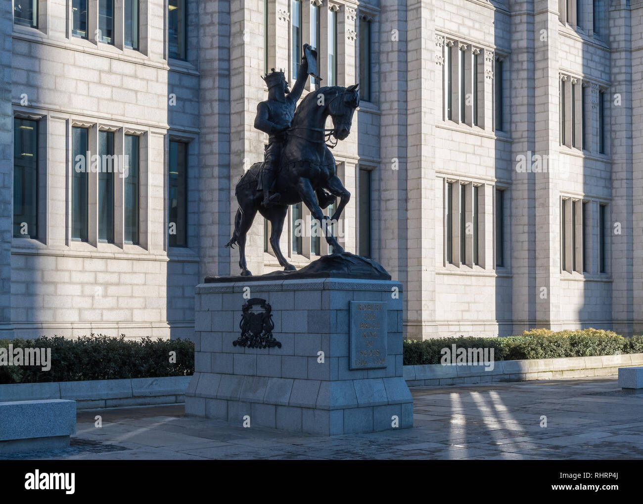 Robert the Bruce statua fuori Marischal College di Aberdeen, Scozia, Regno Unito Foto Stock