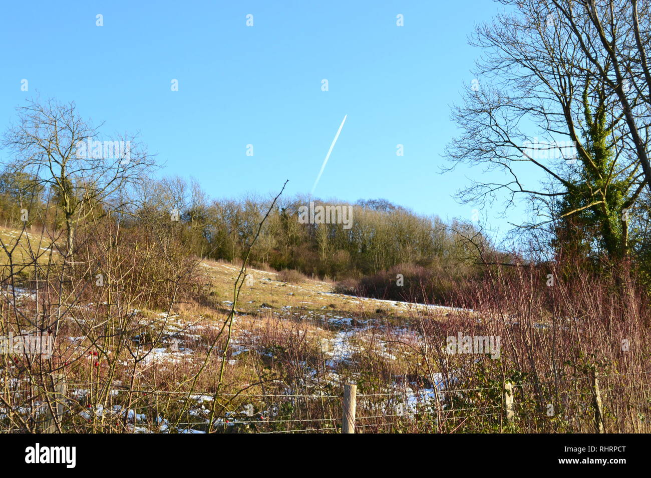 Snowy scene su un popolare a piedi su Fackenden giù, gazza Fondo e Romney Street da Shoreham, Kent, Inghilterra. Vicino a Kemsing Otford e. Giorno di freddo feb. Foto Stock