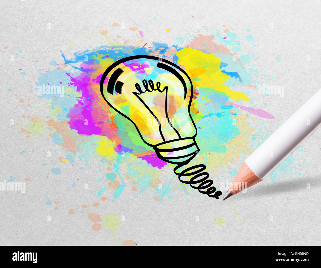 Disegno della lampadina colorata e simboli multimediali su carta bianca  Foto stock - Alamy