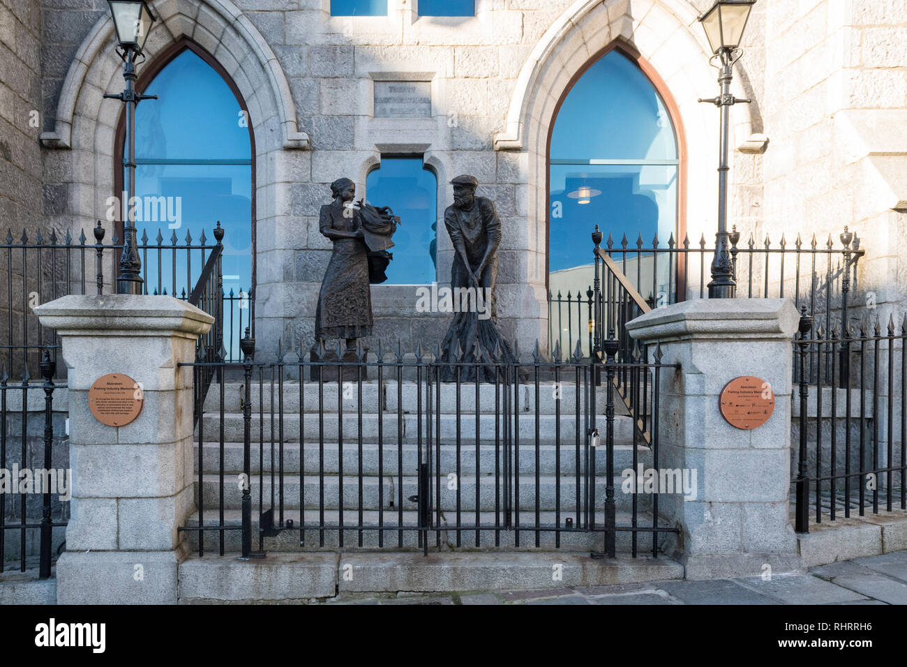 Aberdeen pesca memorial al di fuori del Museo Marittimo, Shiprow, Aberdeen Scotland, Regno Unito Foto Stock