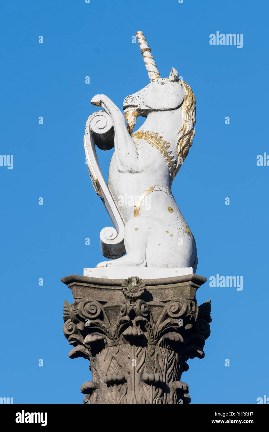 Marmo bianco unicorn, scotlands nazionali di polizia, su Aberdeen's Mercat Cross, Aberdeen Scotland, Regno Unito Foto Stock