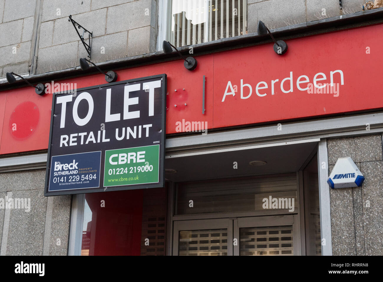 Per far firmare su vuoto commerciale di proprietà di vendita al dettaglio in Aberdeen City Centre, Scotland, Regno Unito Foto Stock