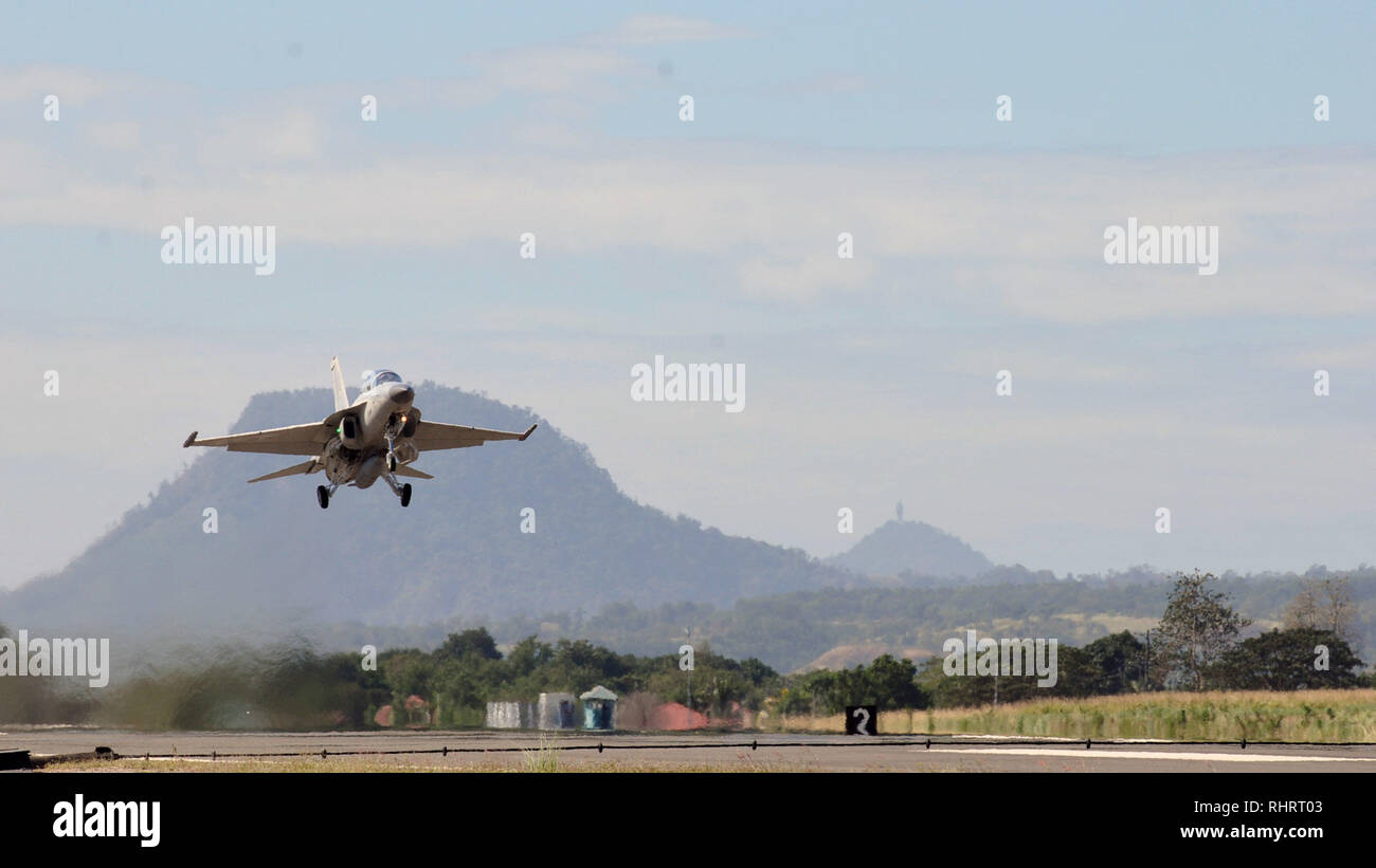 Un Philippine Air Force FA-50 decolla durante l'aria bilaterali lo scambio di contingenti - Filippine (cui BACE-P) a Cesar Basa Air Base, Filippine, 22 gennaio 2019. Questa è la settima iterazione di cui BACE-P STABILITO DALLE LEGGI DEGLI STATI UNITI Comando del pacifico ed eseguiti dai servizi centrali Pacific Air Forces. Avieri da Stati Uniti e Filippine Forze Aeree ha segnato il completamento con successo di dodici giorni di formazione bilaterali 1 Febbraio e aumentato la reciproca cooperazione in tutta l'operazione. (U.S. Air Force photo by Staff Sgt. Anthony piccolo) Foto Stock