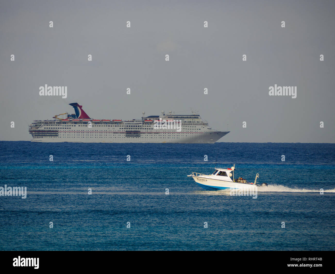 Cozumel, Messico - 22 Gennaio 2019: nave da crociera Carnival Vela in Cozumel mentre la barca da pesca di velocità in senso inverso; tutti visto dal Foto Stock