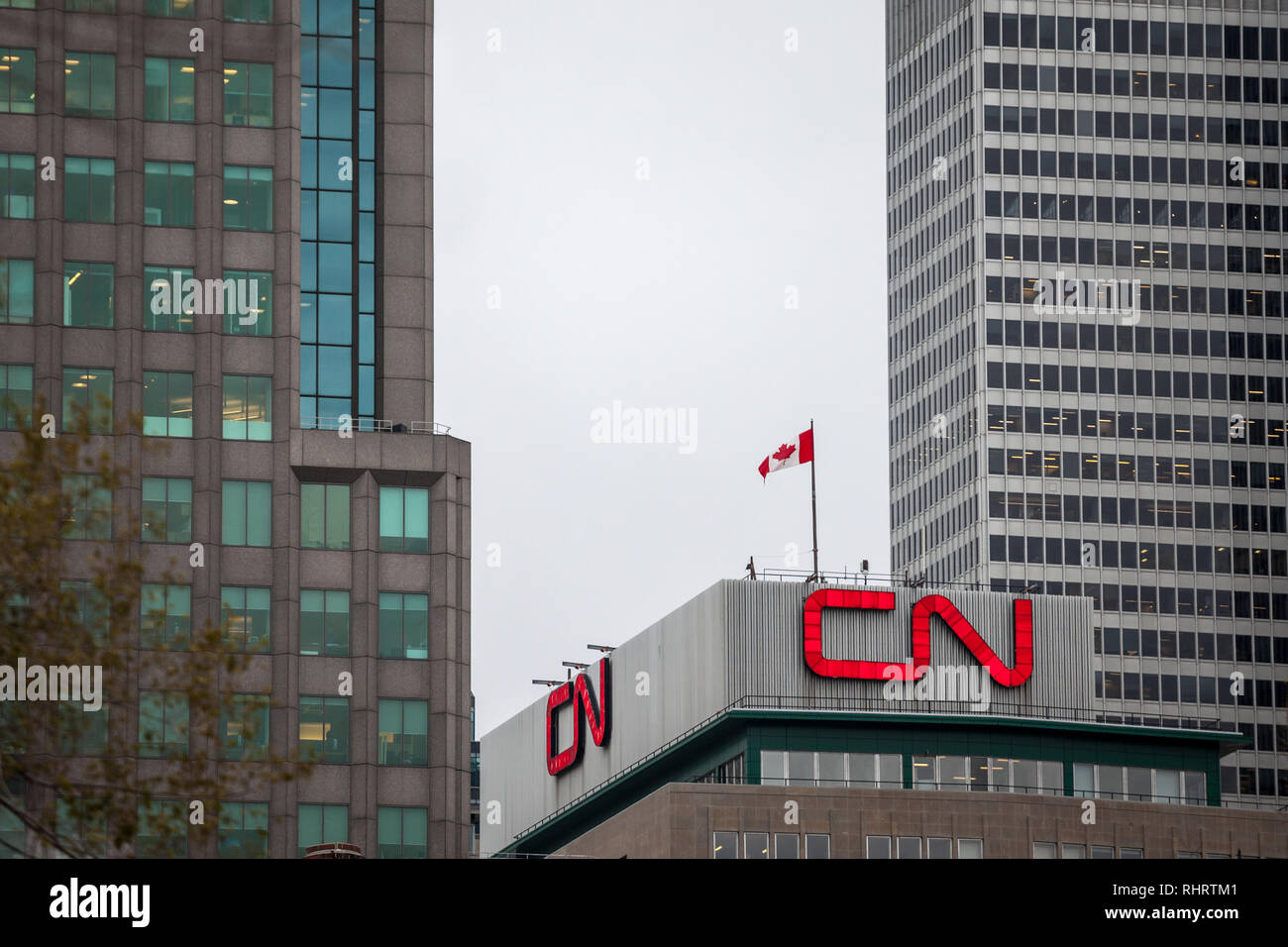 MONTREAL, Canada - 9 Novembre 2018: CN logo nella parte anteriore del loro ufficio principale per Montreal, Quebec. Noto anche come Canadian National Railway, è il ma Foto Stock