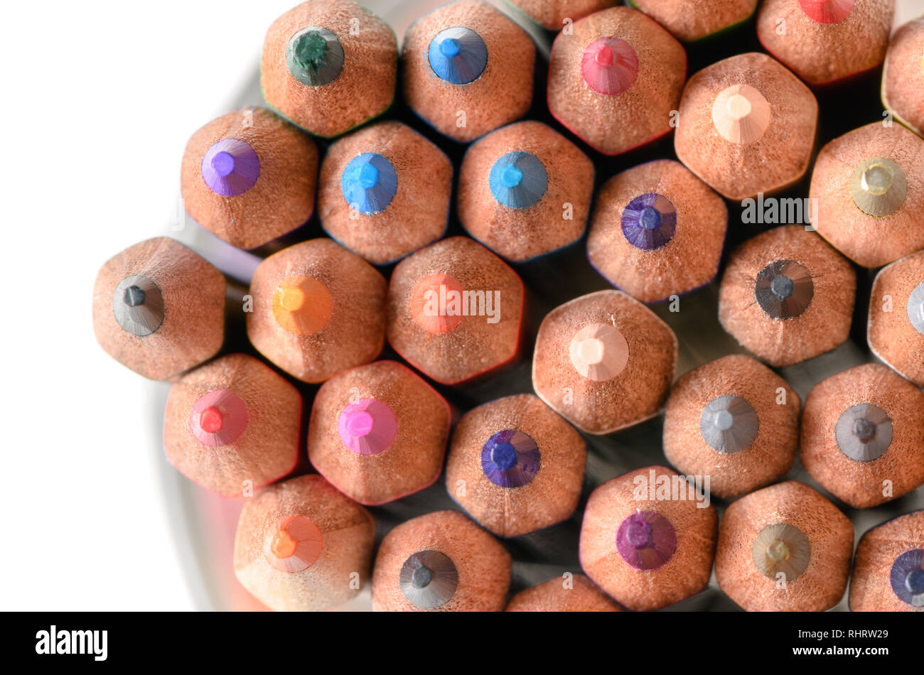 Close up matite di colore, forniture scolastiche e fermo Foto Stock