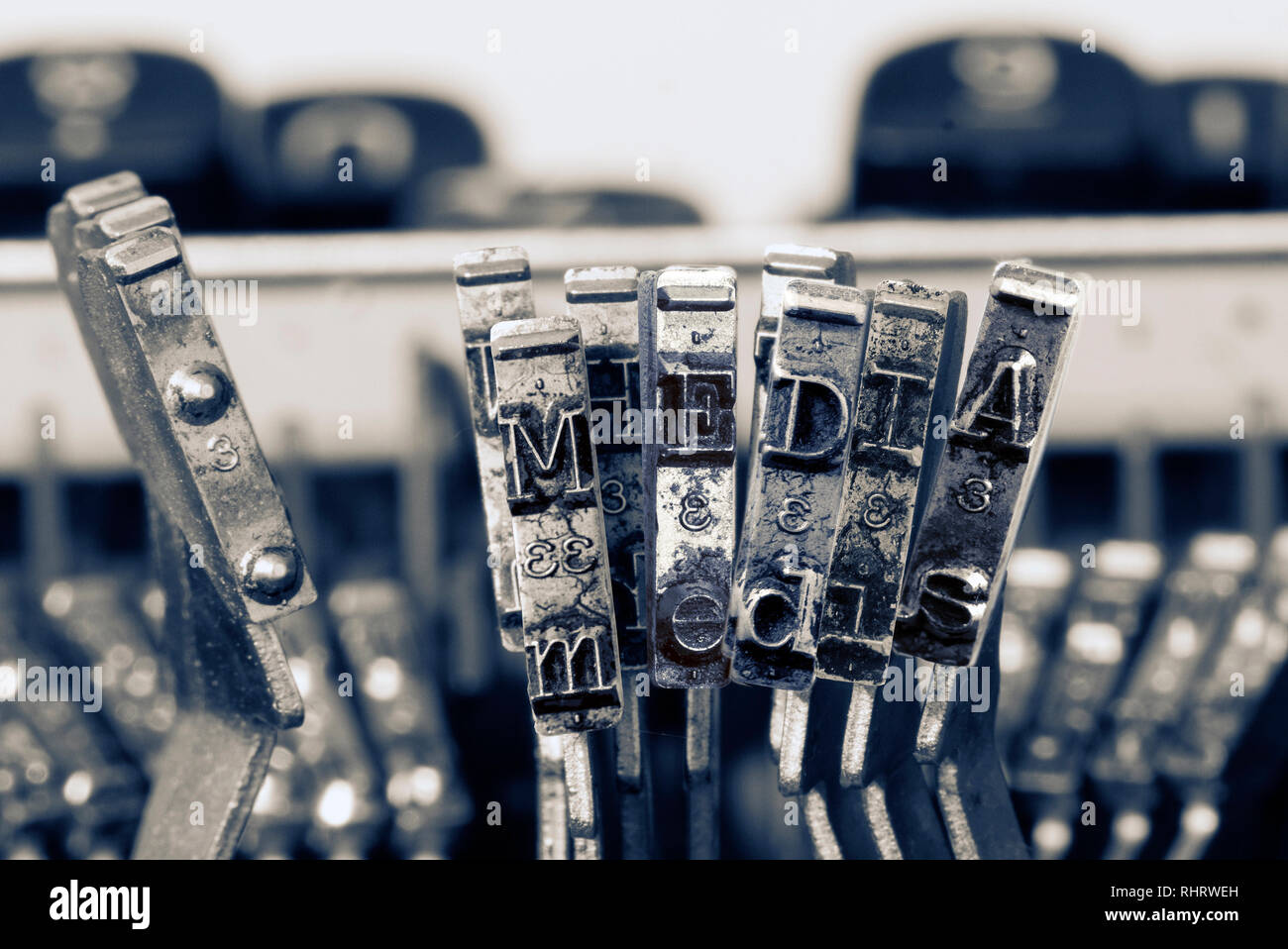 La parola media con la vecchia macchina da scrivere martelli in monocromia Foto Stock