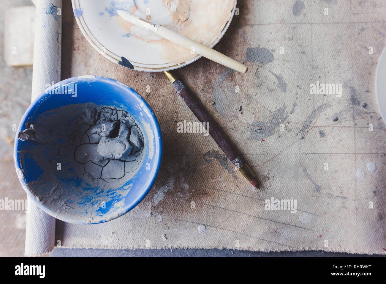 Vicino la vista dal di sopra della ceramica tipici strumenti / arte alimenta in una ceramica art studio Foto Stock