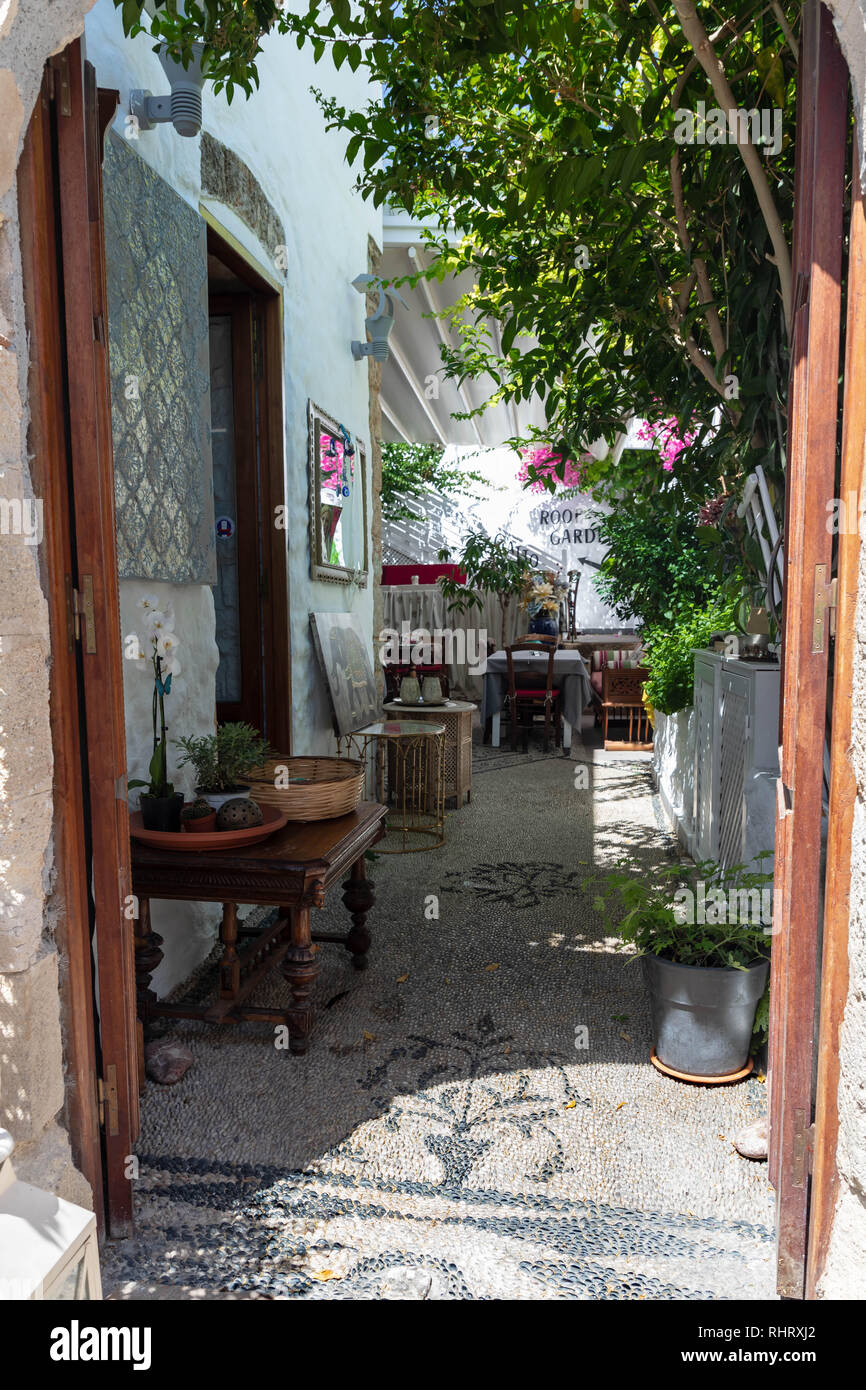 Tranquillo cortile residenziale lungo la strada del mercato a Lindos, Grecia. Foto Stock