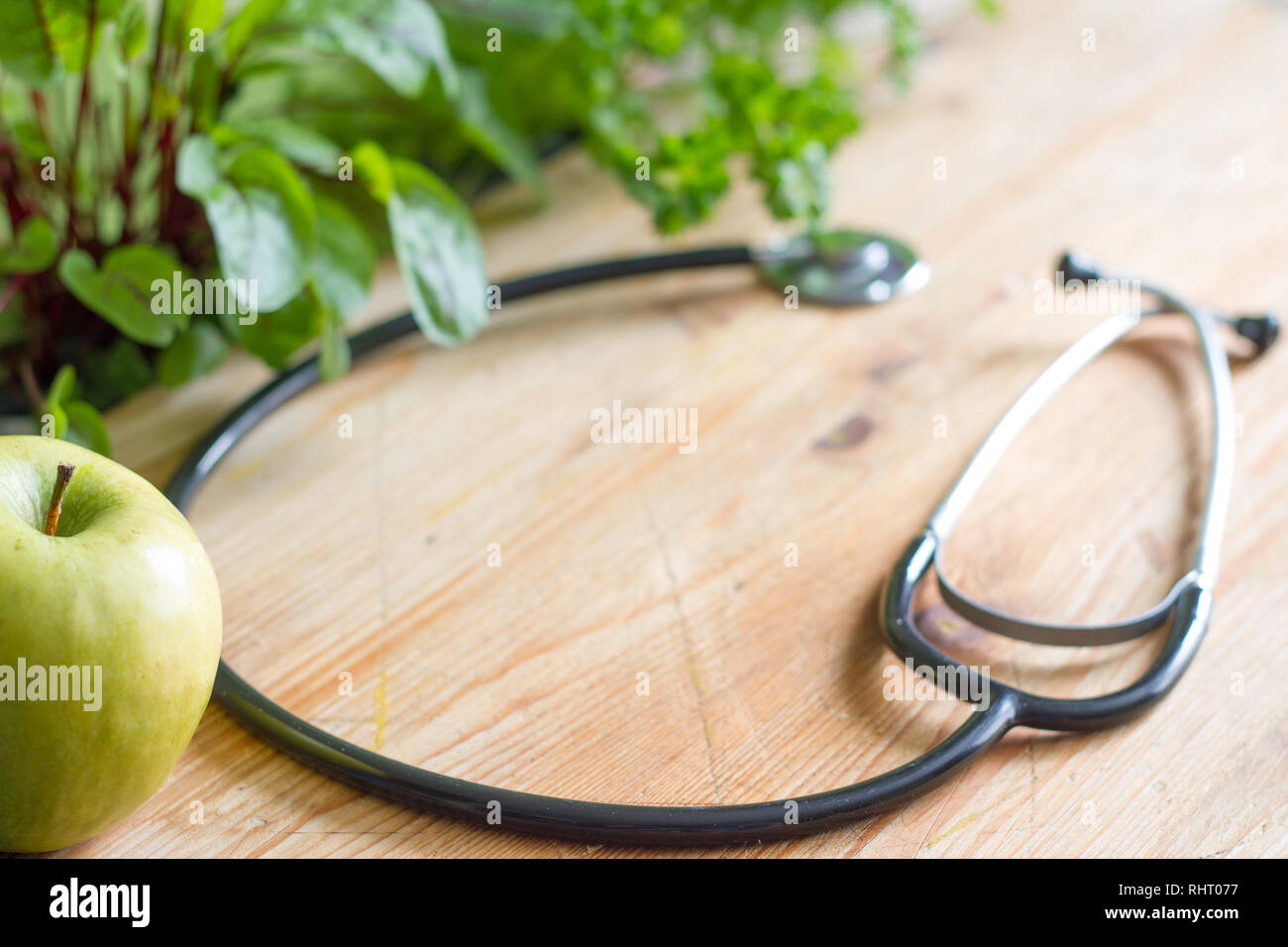 Lo stetoscopio e erbe uno stile di vita sano e medicina alternativa il concetto di sfondo Foto Stock