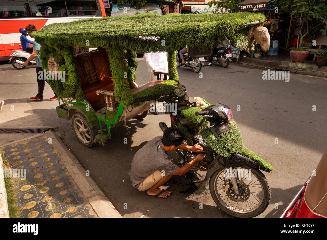 Cambogia, Phnom Penh, Street 350, 'Amazon' moto-remork, coperte in astroturf al di fuori del Museo del Genocidio Tuol Sleng Foto Stock