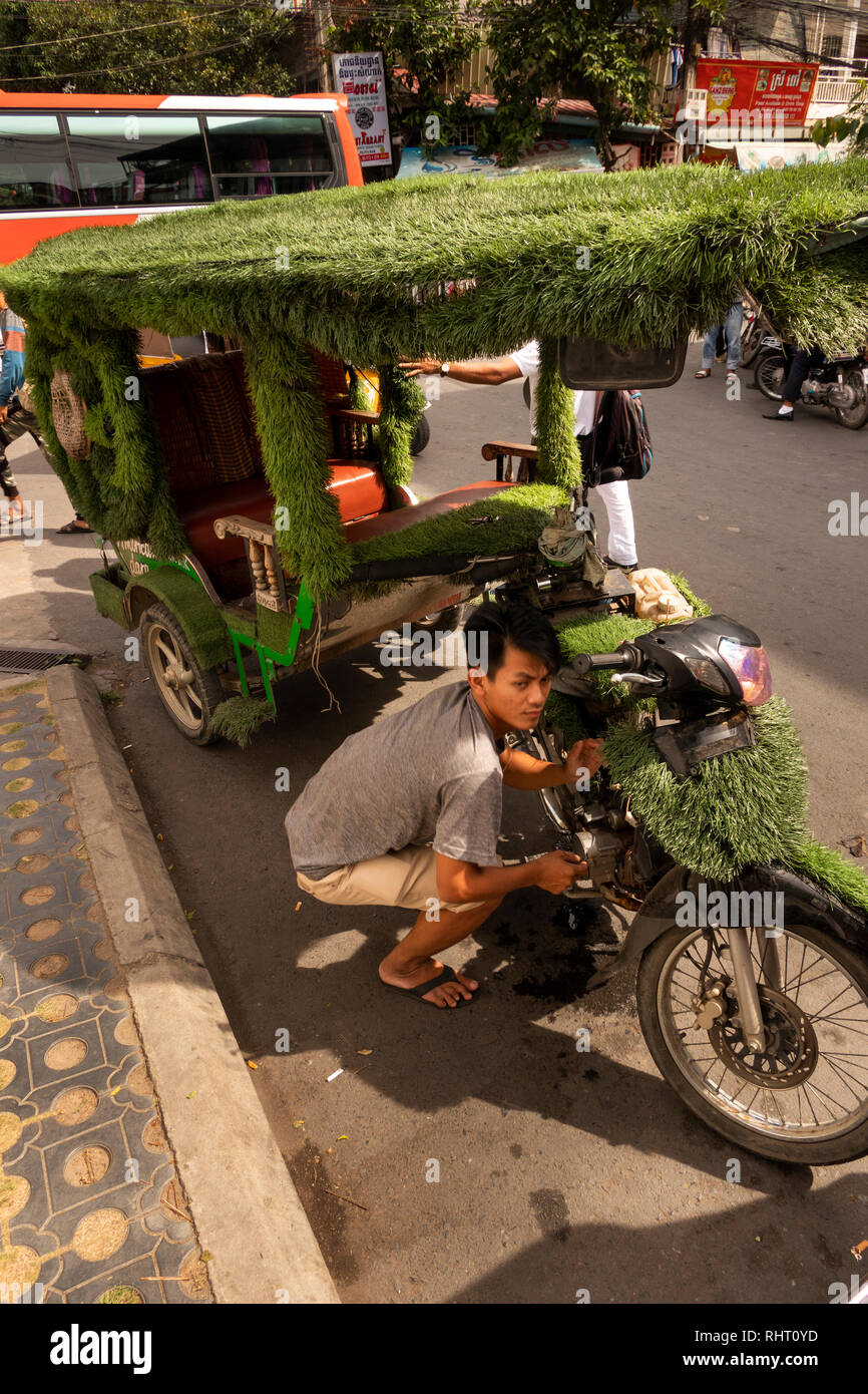 Cambogia, Phnom Penh, Street 350, 'Amazon' moto-remork, coperte in astroturf al di fuori del Museo del Genocidio Tuol Sleng Foto Stock