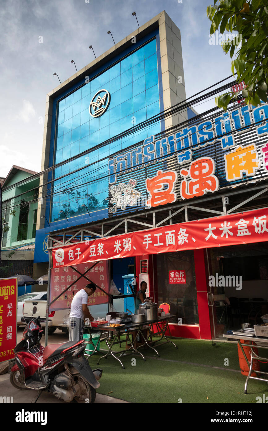 Cambogia, Preah Sihanoukh, Sihanoukhville, Ekareach Street, lingua cinese segno da parte di recente sviluppato negozi Foto Stock