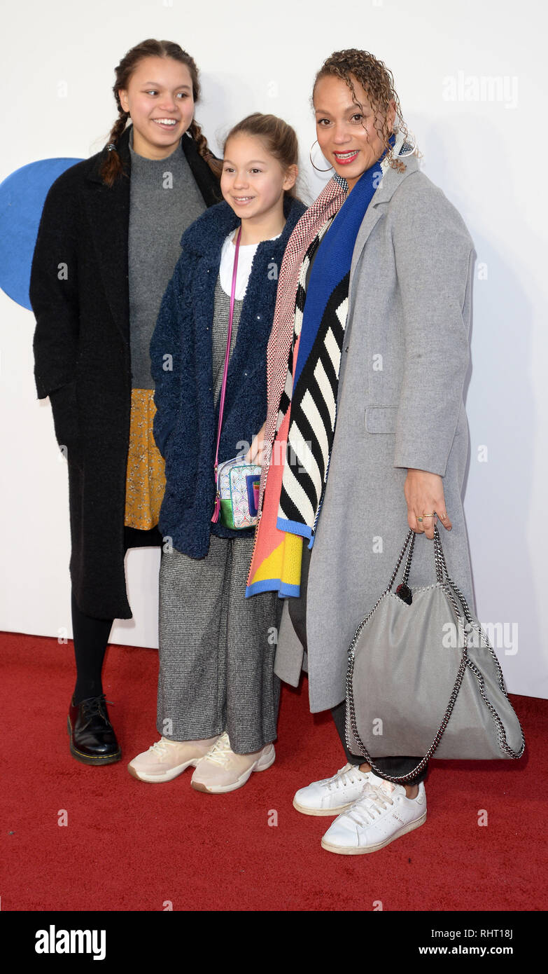 Foto deve essere accreditato ©Alpha premere 078237 03/02/2019 Angela Griffin e Figlie Tallulah e Melissa il capretto che sarebbe stato re di Gala Screening familiare di Odeon Leicester Square Londra Foto Stock