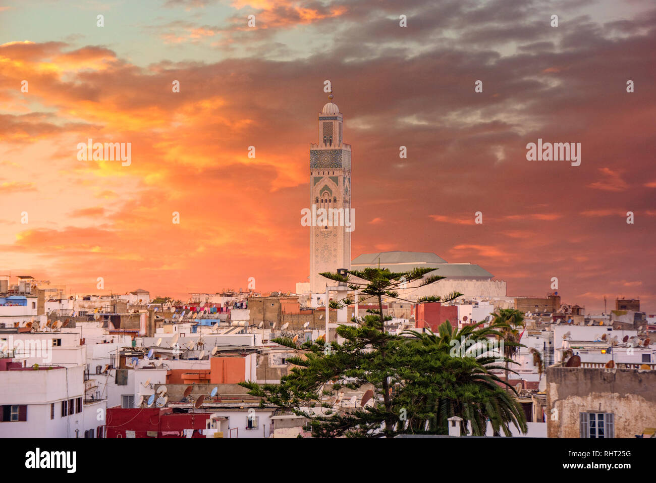 La Moschea Di Hassan Ii Alla Notte A Casablanca In Marocco E La Piu Grande Moschea In Marocco E Una Delle Piu Belle Antenna Sunset Shot Foto Stock Alamy