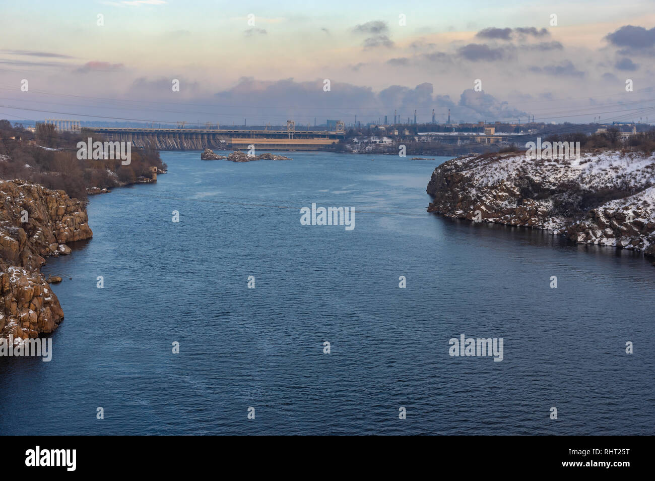 Vista sulla stazione idroelettrica dam (la più grande centrale idroelettrica sul fiume Dnipro) e la zona industriale della città di Zaporizhia, Ucraina Foto Stock