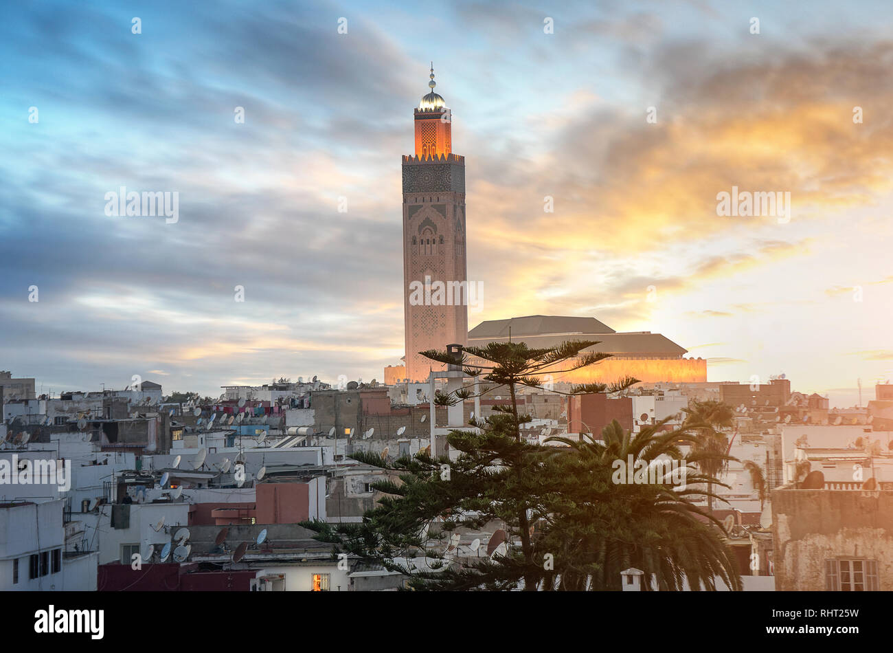 La Moschea di Hassan II alla notte a Casablanca, in Marocco. È la più grande moschea in Marocco e una delle più belle. antenna sunset shot Foto Stock