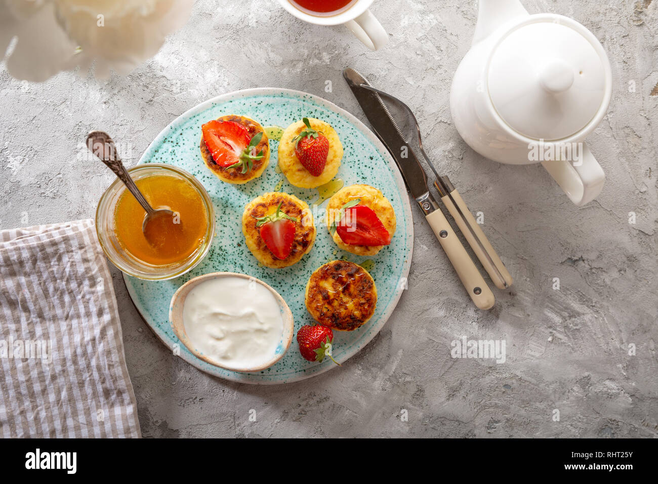 Colazione frittelle di cagliata e tè vista superiore Foto Stock