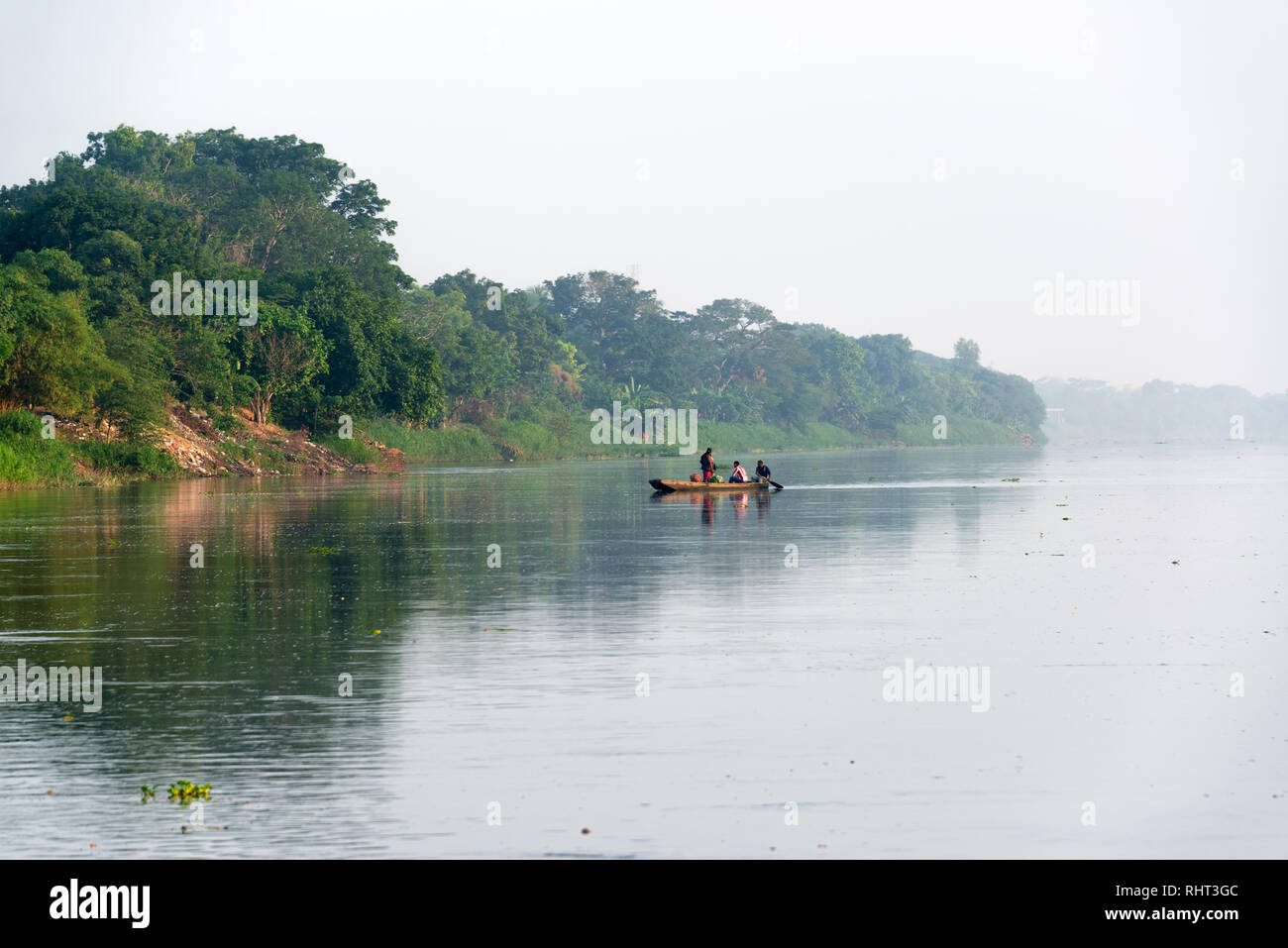 MOMPOX, Colombia - 28 Maggio: piccola canoa attraversa il fiume Magdalena in Mompox, Colombia il 28 maggio 2016 Foto Stock