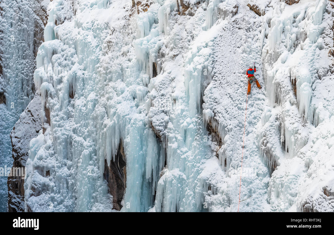David Hanks scalata di un percorso in Ouray Ice Park in Colorado. Foto Stock