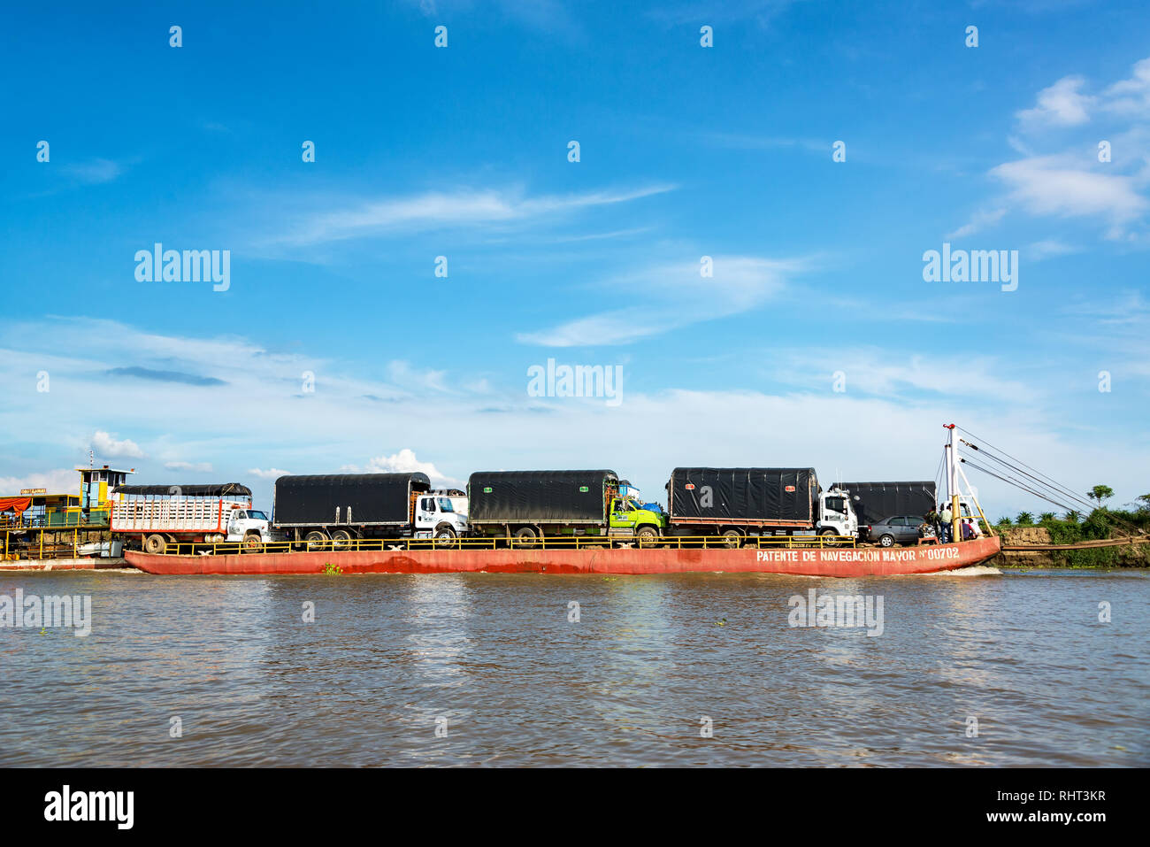 MAGANGUE, Colombia - 26 Maggio: Barge con camion e automobili sul fiume Magdalena vicino a Magangue, Colombia il 26 maggio 2016 Foto Stock
