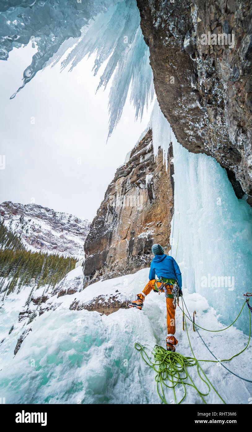 David Hanks belaying da Cleopatra Needle in Hyalite Canyon vicino a Bozeman MT Foto Stock